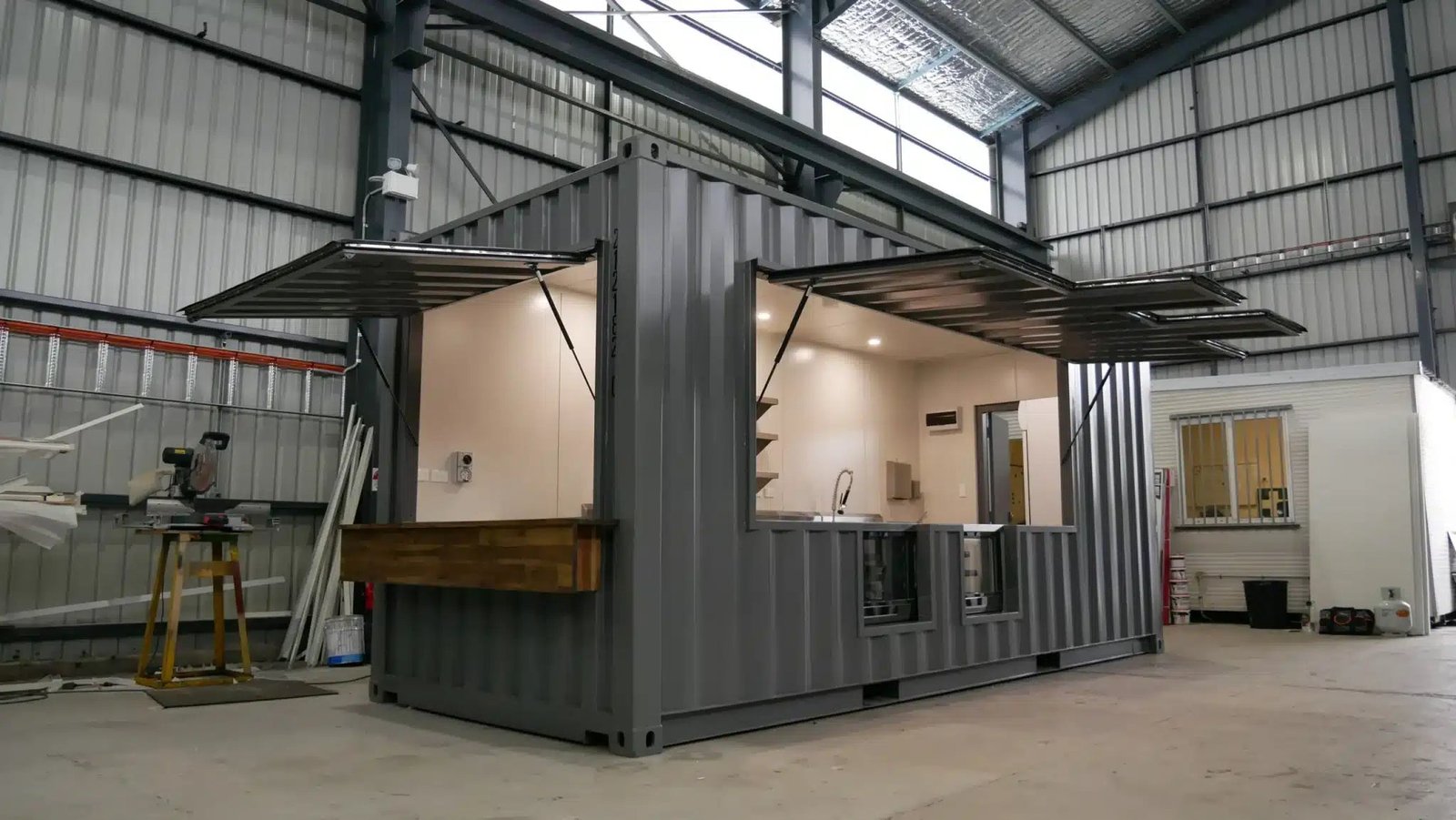 Cafetería Containerizada Personalizada con Vitrina Expositora – 20 Pies